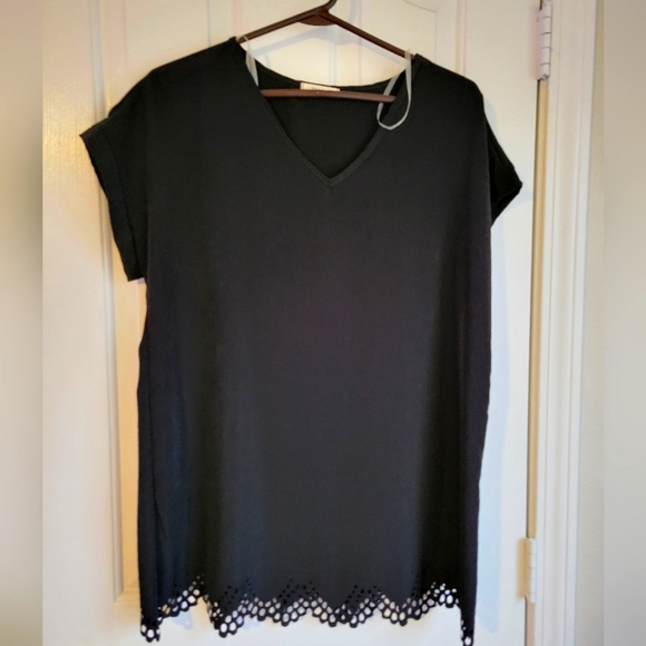 Laser cut detailed tunic top - Picture 1 of 3